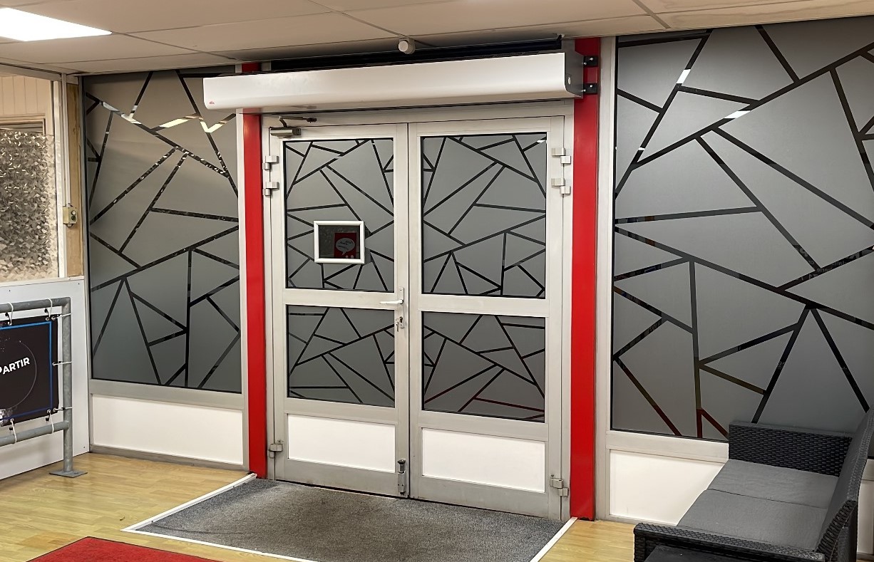 07 – Vitrophanie enseigne-la-cave-du-monkey-cherbourg
